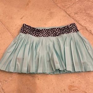 Lululemon skirt sz 6. Turquoise